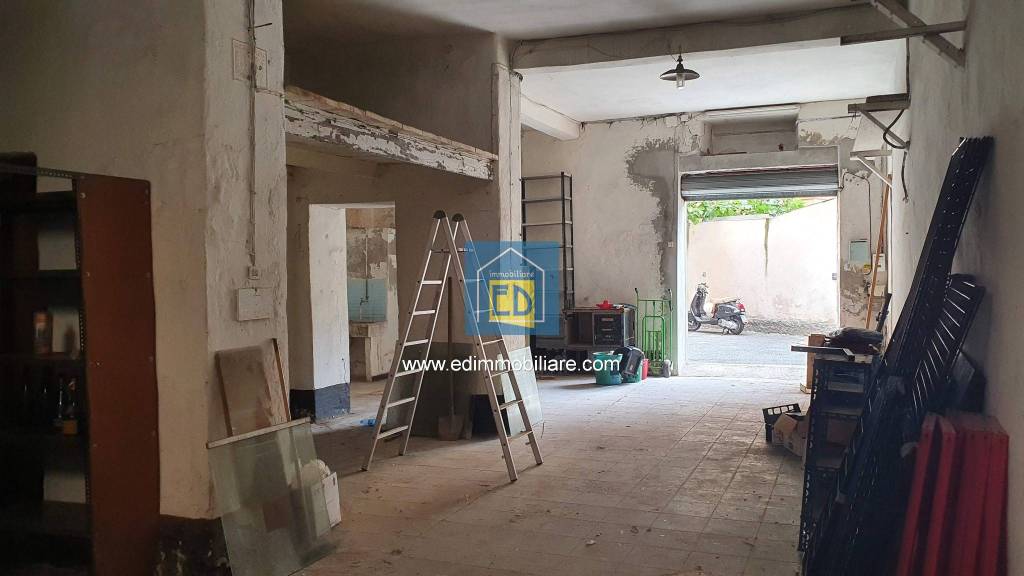 locale commerciale in vendita a Savona