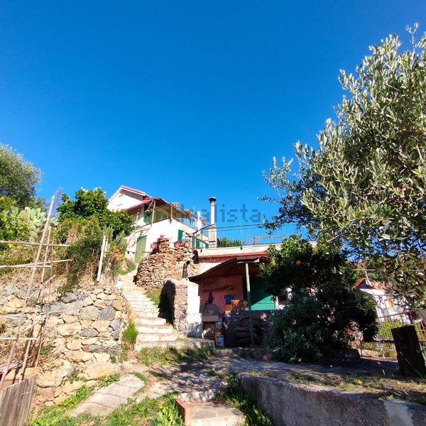 casa indipendente in vendita a Savona in zona Maschio