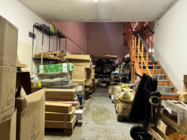 locale commerciale in vendita a Savona