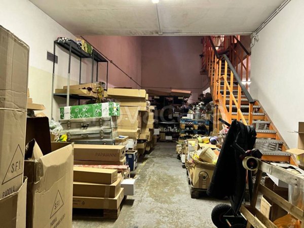 locale commerciale in vendita a Savona
