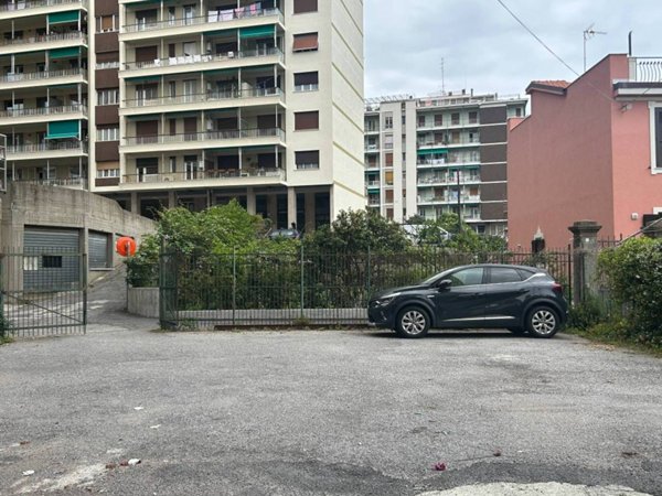 locale commerciale in vendita a Savona