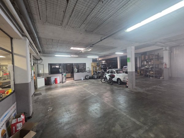 locale commerciale in vendita a Savona