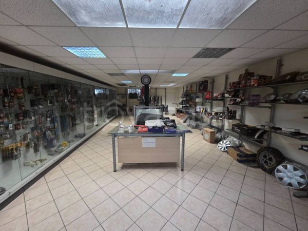 locale commerciale in vendita a Savona