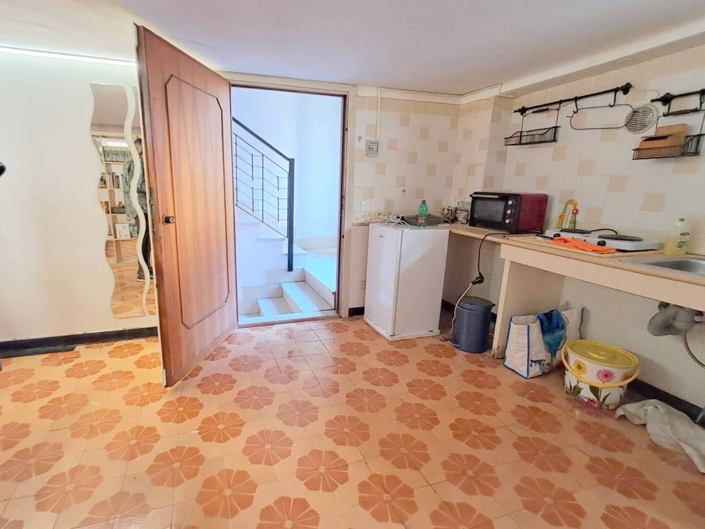 locale commerciale in vendita a Savona