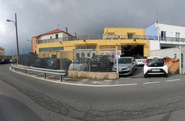 capannone in vendita a Savona in zona Madonna del Monte
