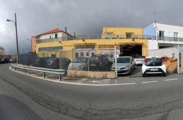 locale commerciale in vendita a Savona
