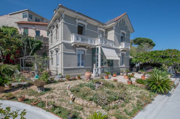 casa indipendente in vendita a Savona