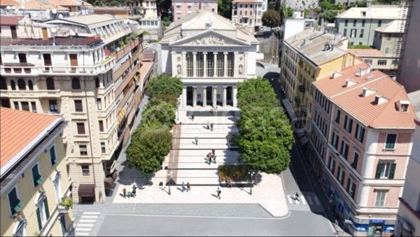 locale commerciale in vendita a Savona in zona Centro Storico