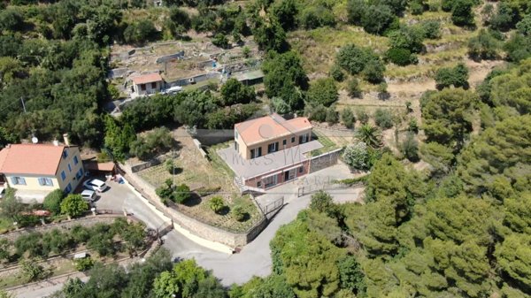 casa indipendente in vendita a Spotorno