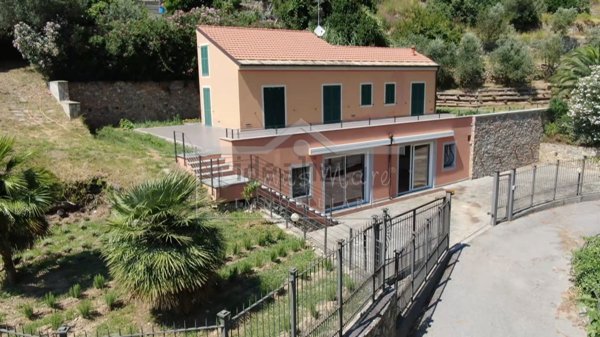 casa indipendente in vendita a Spotorno