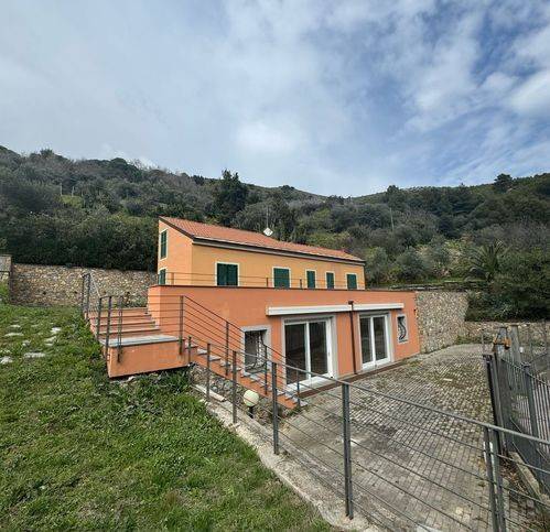 casa indipendente in vendita a Spotorno