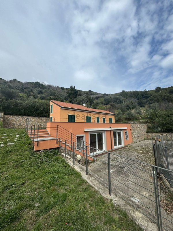 casa indipendente in vendita a Spotorno