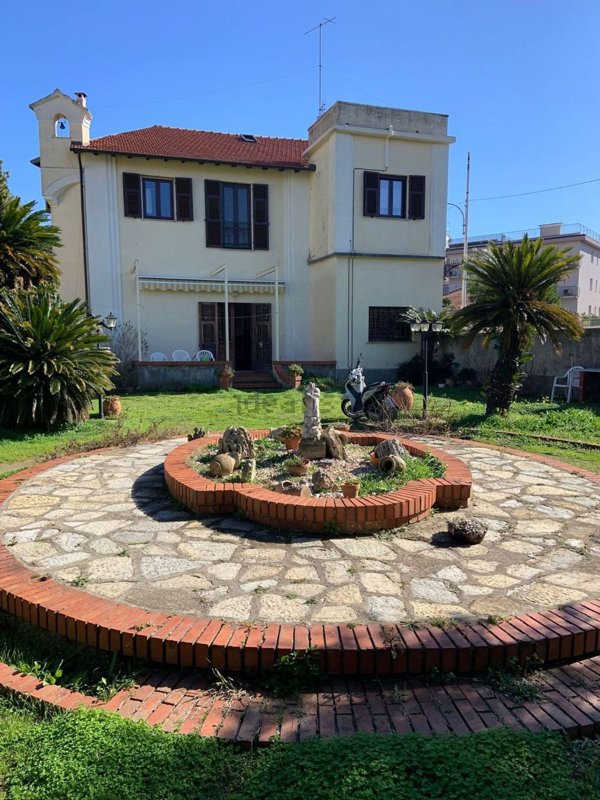 casa indipendente in vendita a Spotorno