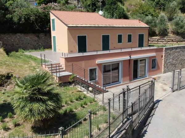 casa indipendente in vendita a Spotorno