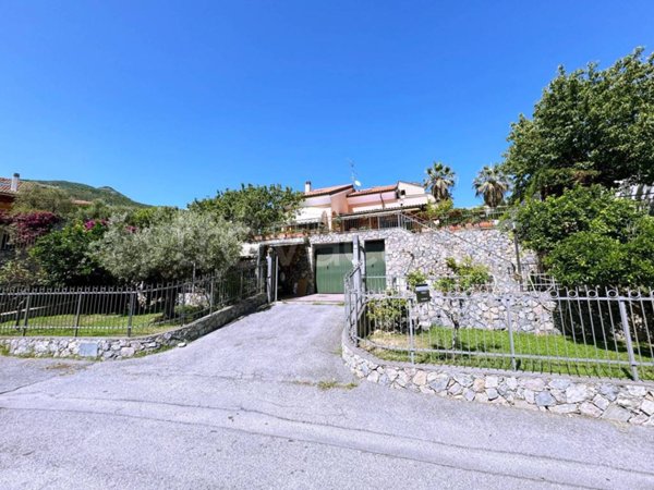 casa indipendente in vendita a Toirano