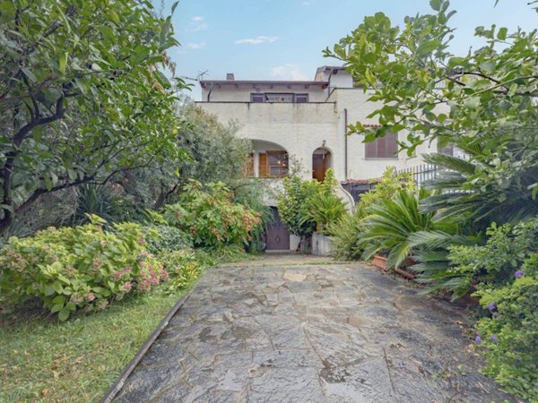 casa indipendente in vendita a Toirano