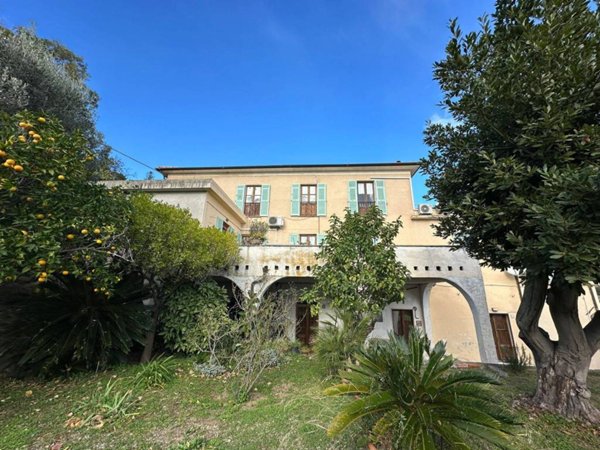 casa indipendente in vendita a Toirano