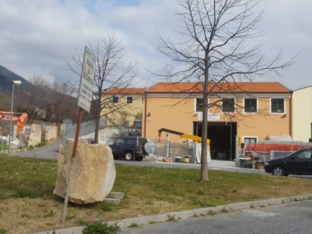 locale commerciale in vendita a Toirano in zona Carpe