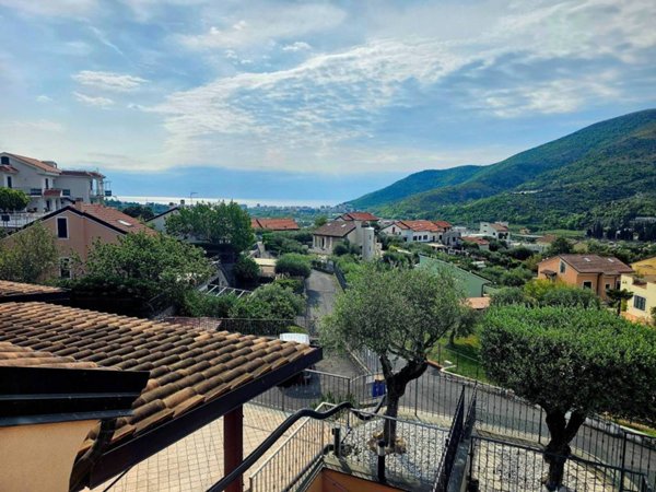 casa indipendente in vendita a Toirano