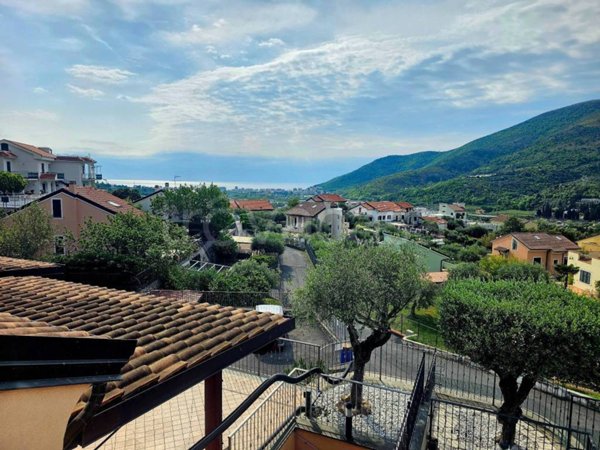 casa indipendente in vendita a Toirano