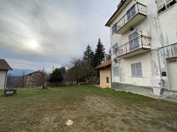 appartamento in vendita ad Urbe in zona Vara Superiore