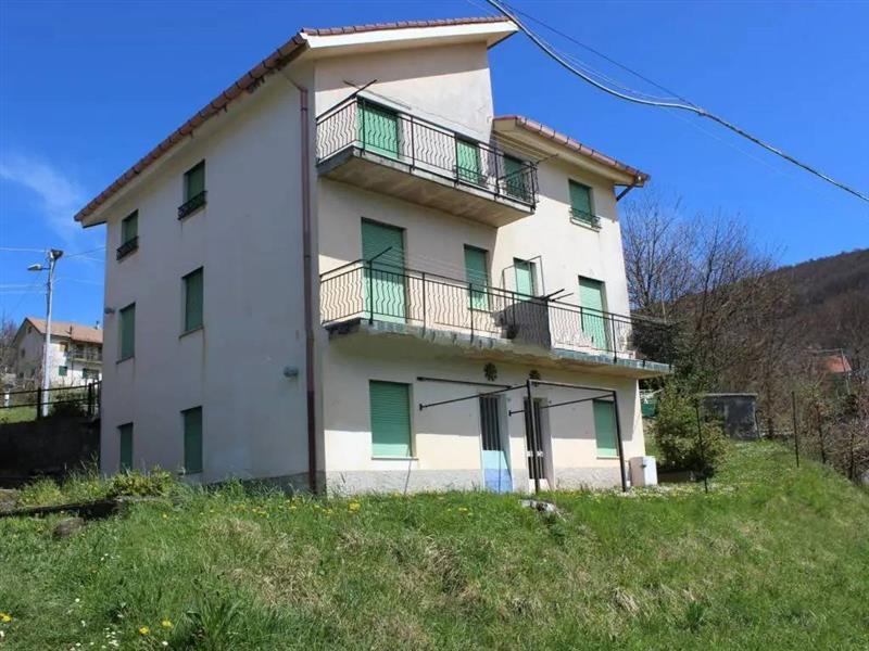 casa indipendente in vendita ad Urbe in zona Vara Superiore