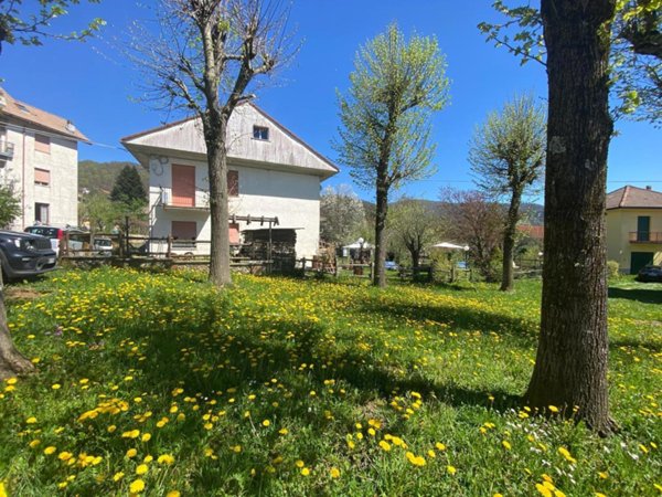 appartamento in vendita ad Urbe in zona Vara Inferiore