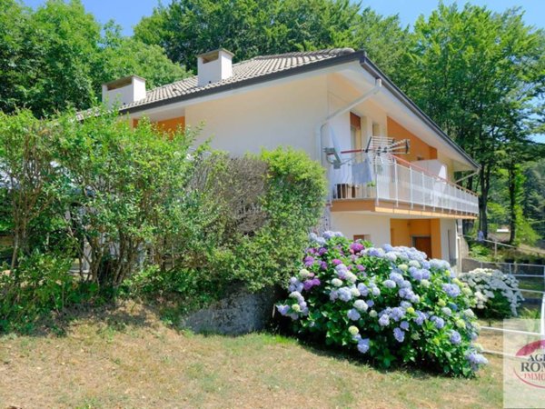 casa indipendente in vendita ad Urbe in zona Vara Superiore