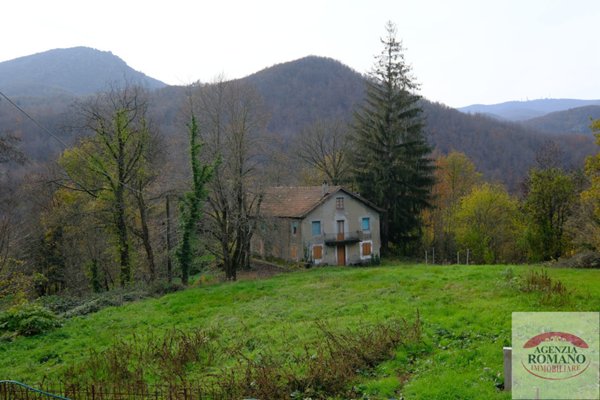 casa indipendente in vendita ad Urbe in zona Vara Inferiore