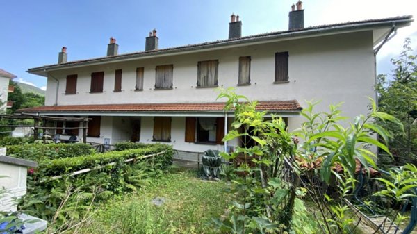 casa indipendente in vendita ad Urbe in zona Vara Superiore