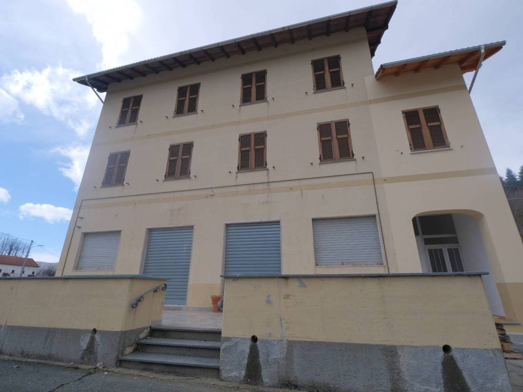 negozio in vendita ad Urbe in zona Vara Superiore