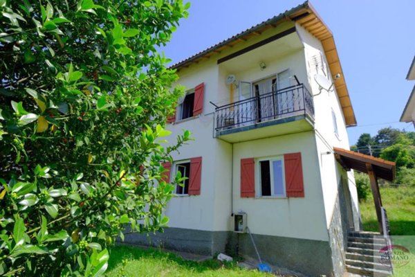 casa indipendente in vendita ad Urbe in zona Vara Superiore