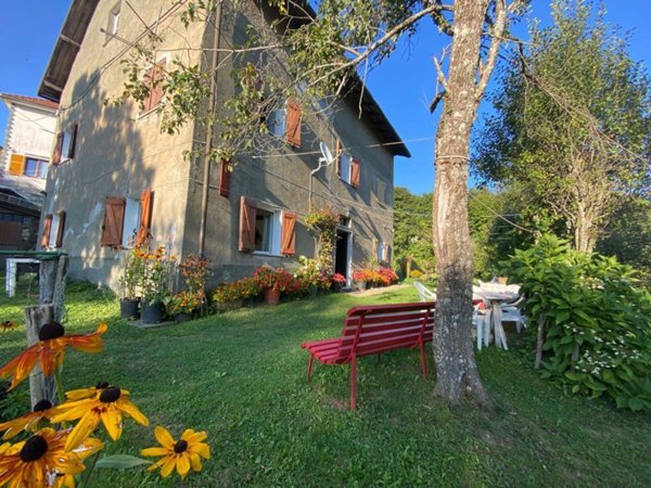 casa indipendente in vendita ad Urbe in zona Vara Superiore