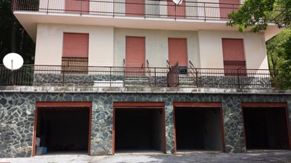 appartamento in vendita ad Urbe in zona Vara Superiore