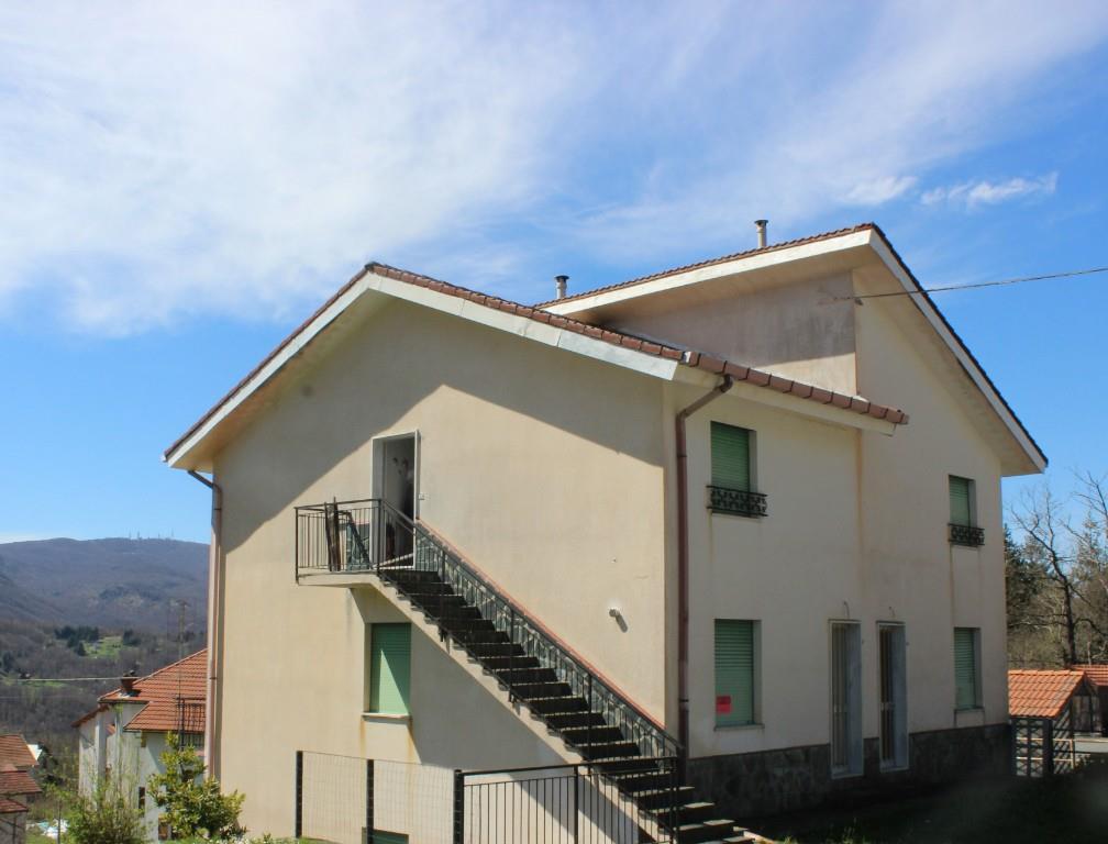 casa indipendente in vendita ad Urbe in zona Vara Superiore