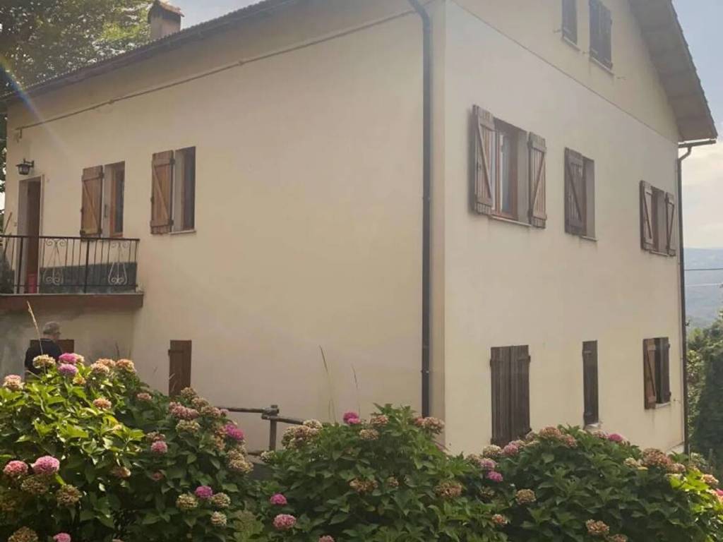 appartamento in vendita ad Urbe in zona Vara Superiore