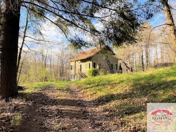 casa indipendente in vendita ad Urbe in zona Vara Inferiore