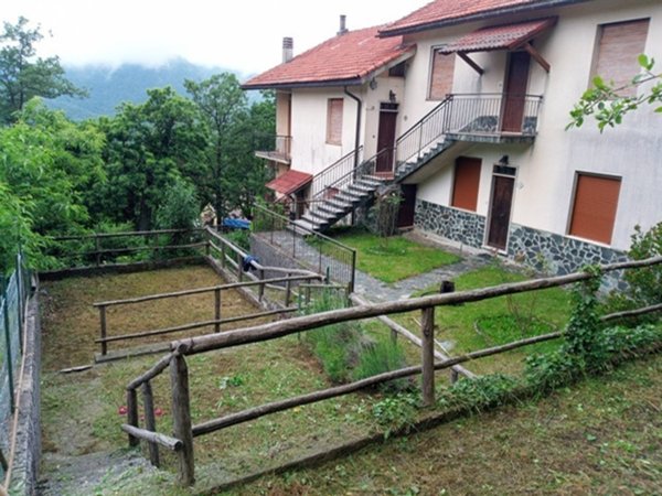 appartamento in vendita ad Urbe in zona Vara Superiore