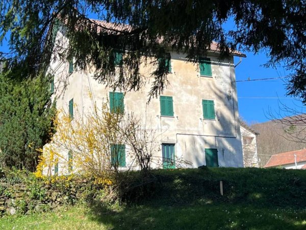 casa indipendente in vendita ad Urbe in zona Vara Superiore