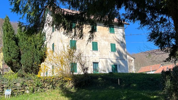 casa indipendente in vendita ad Urbe in zona Vara Superiore