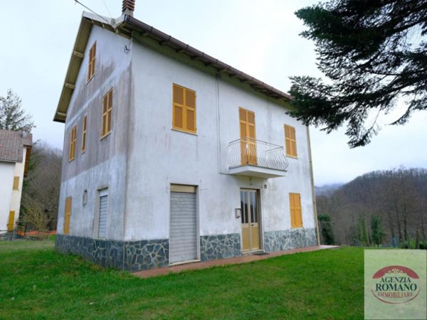 casa indipendente in vendita ad Urbe in zona Vara Superiore