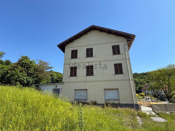 casa indipendente in vendita ad Urbe in zona Vara Superiore