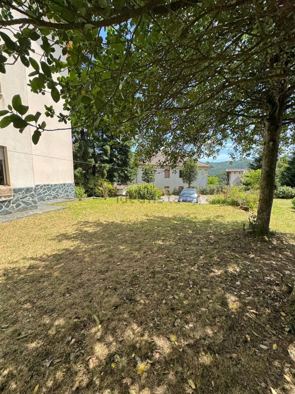 casa semindipendente in vendita ad Urbe in zona Vara Superiore
