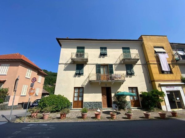 intera palazzina in vendita ad Urbe in zona San Pietro d'Olba