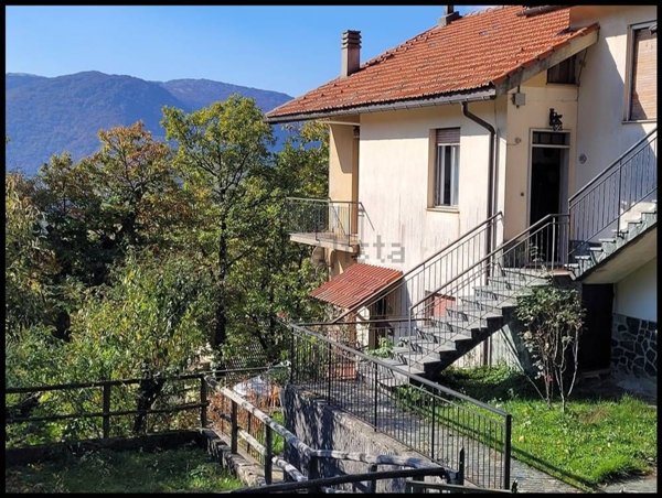 appartamento in vendita ad Urbe in zona Vara Superiore