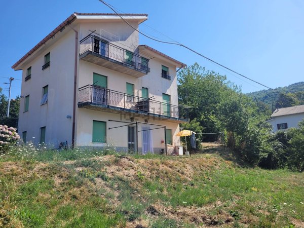 casa indipendente in vendita ad Urbe in zona Vara Superiore