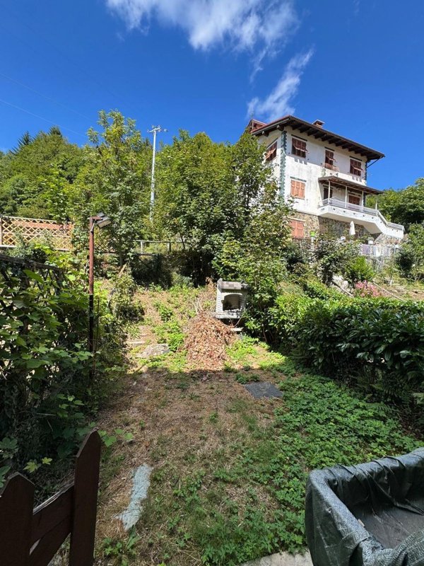 casa indipendente in vendita ad Urbe in zona Vara Superiore