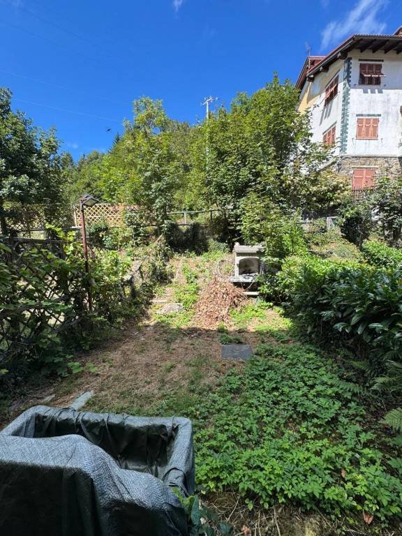 casa indipendente in vendita ad Urbe in zona Vara Superiore