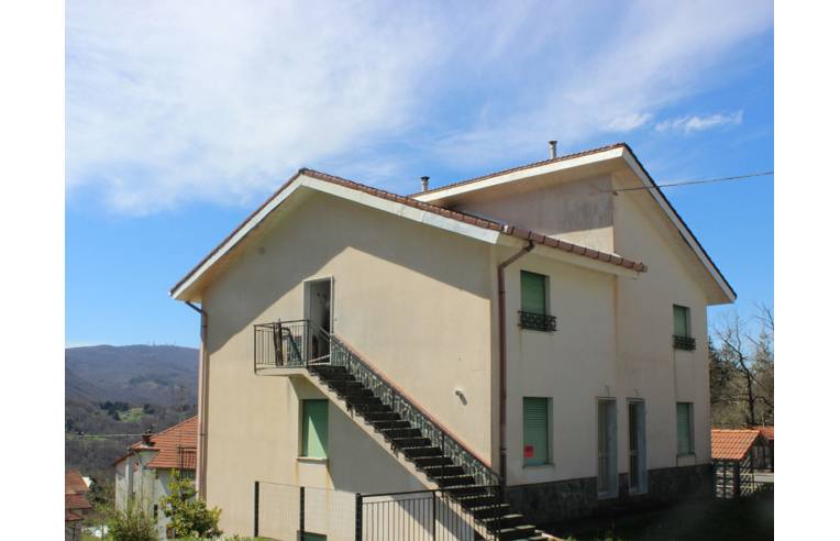 casa indipendente in vendita ad Urbe in zona Vara Superiore