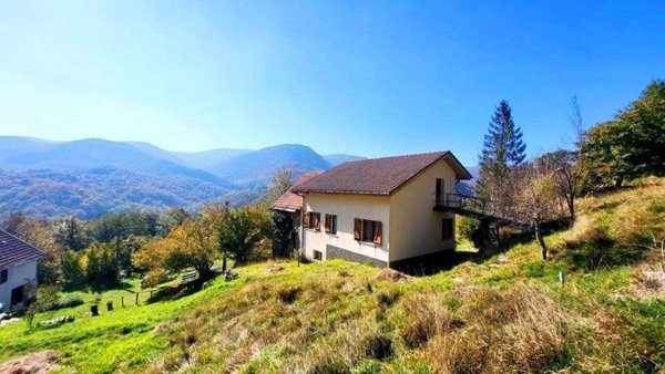 casa indipendente in vendita ad Urbe in zona Vara Superiore